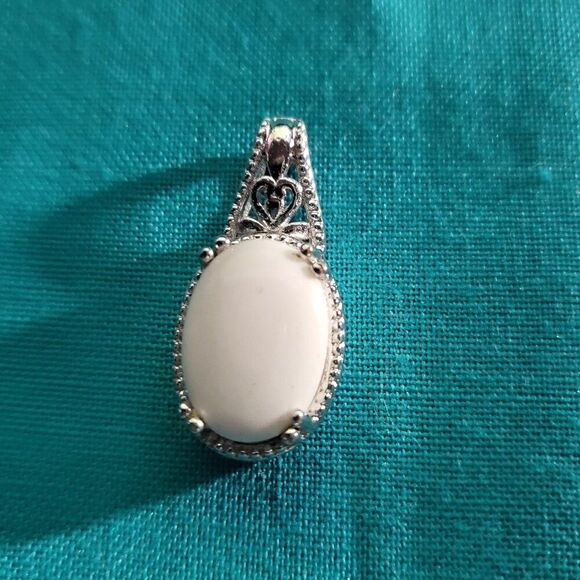 Luna Chalcedony Solitaire Copper Pendant - Picture 1 of 7